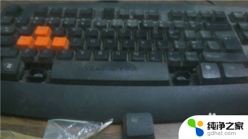 键盘上的空格键怎么拆下来呢?