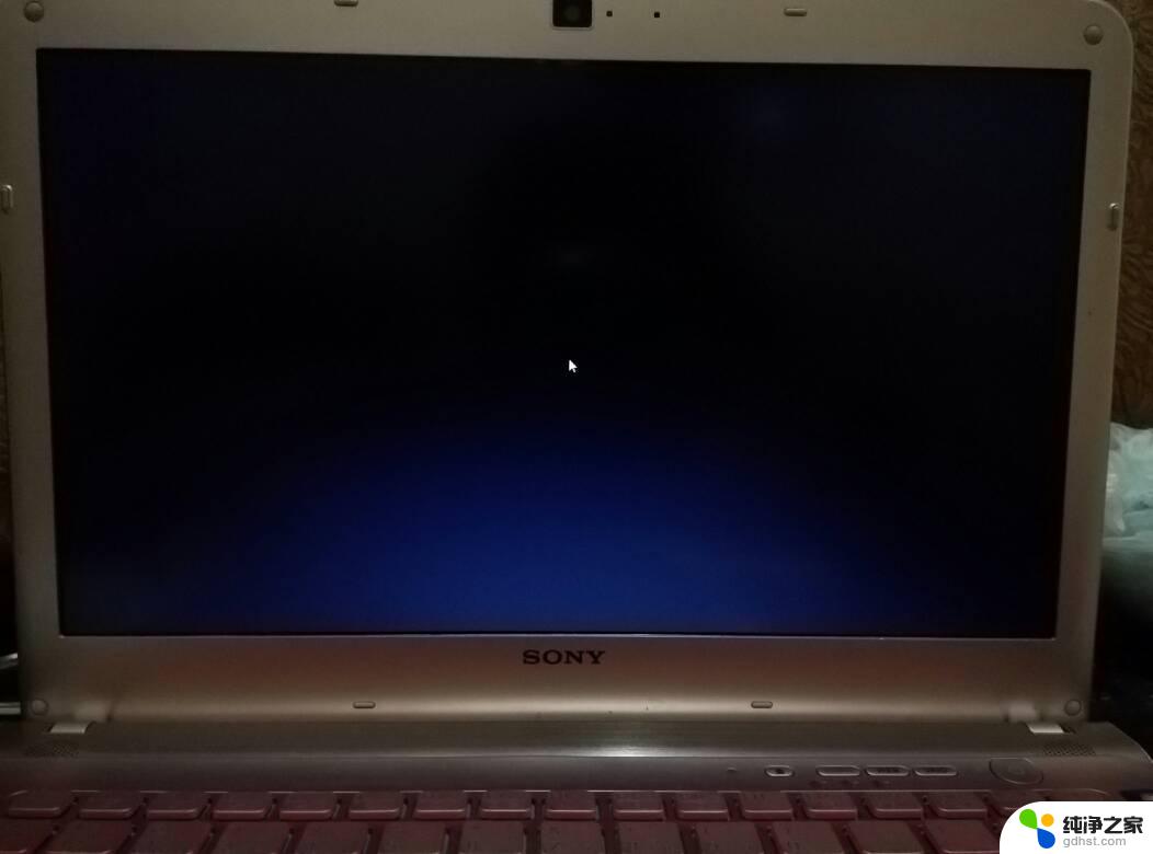 电脑打开后亮一下就黑屏了